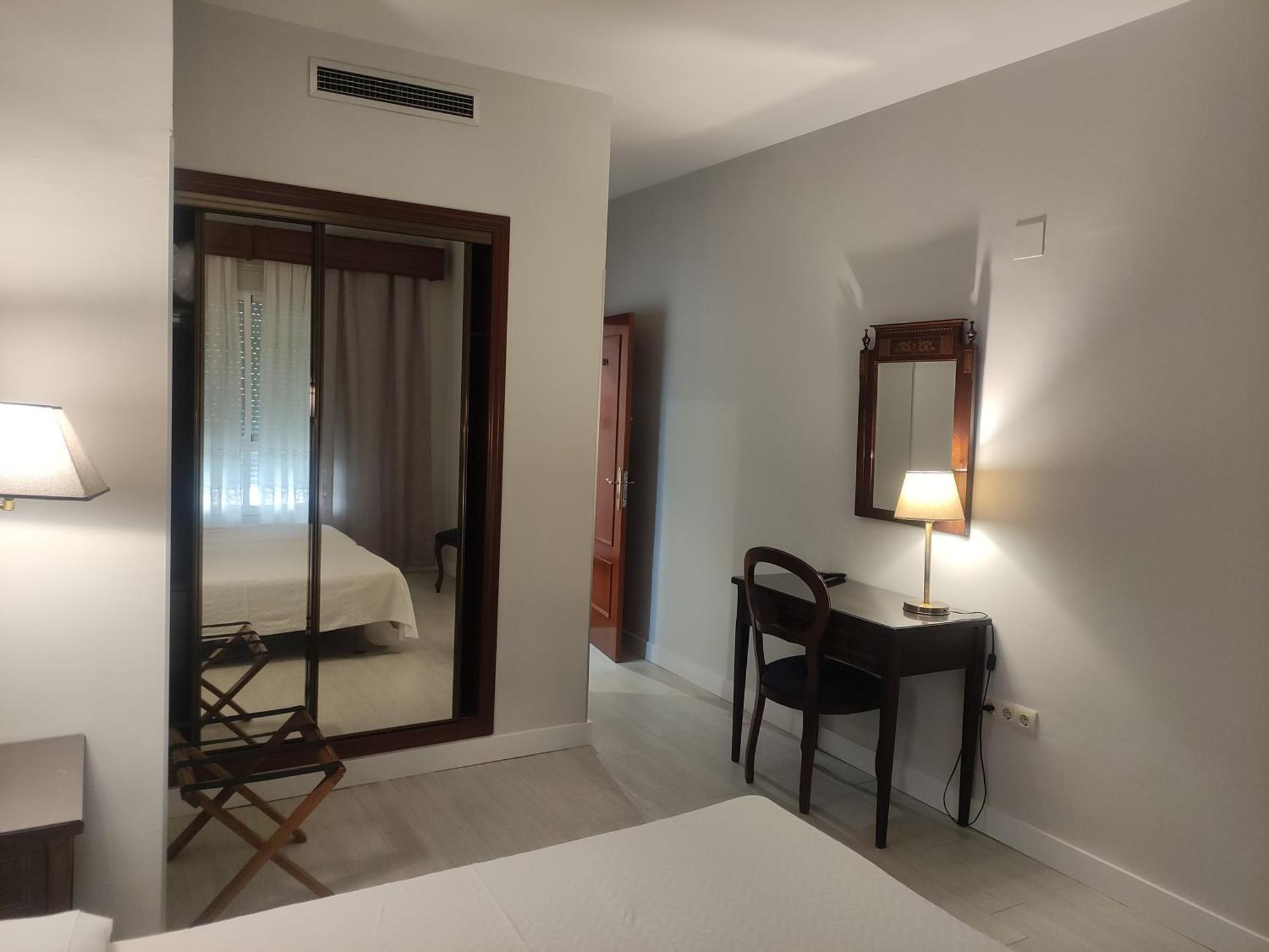 Hotel Iberia Plaza America Caces 외부 사진